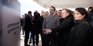 Ο Κυριάκος Μητσοτάκης και ο υπουργός Υποδομών Κώστας Καραμανλής στον Ε-65