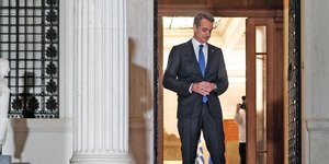 Ο Κυριάκος Μητσοτάκης στα σκαλιά του Μαξίμου