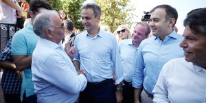 μητσοτακης χειραψία