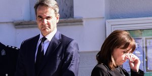 Κυριάκος Μητσοτάκης και Αικατερίνη Σακελλαροπούλου συγκινημένοι στην κηδεία του υποσμηναγού