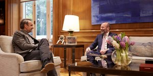 Μητσοτάκης και Βέμπερ συνομιλούν στο Μέγαρο Μαξίμου