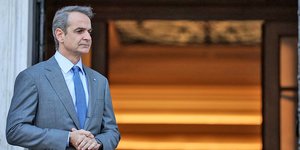 Ο Κυριάκος Μητσοτάκης έξω από το Μέγαρο Μαξίμου / Φωτογραφία SOOC