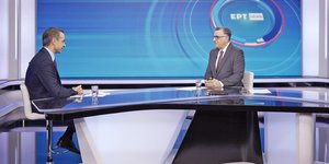 Ο Κυριάκος Μητσοτάκης στο στούντιο της ΕΡΤ με τον Γιώργο Κουβαρά