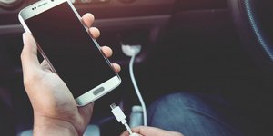 Φόρτιση κινητού τηλεφώνου στο αυτοκίνητο
