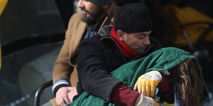 Ενας πατέρας κρατά στην αγκαλιά τη νεκρή κόρη του σε δρόμο του Kahramanmaras στην Τουρκία που χτυπήθηκε από το φονικό σεισμό/EPA via ΑΠΕ-ΜΠΕ