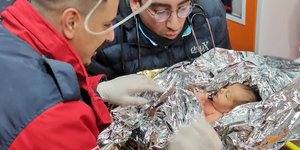 Το νεογέννητο μωρό μιας διασωθείσας του σεισμού