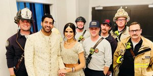 Νεόνυμφο ζευγάρι με πυροσβέστες