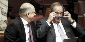 Ο Νίκος Δένδιας με τον Κώστα Καραμανλή στη Βουλή