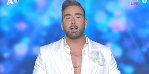 Ο Νίκος Κοκλώνης στην παρουσίαση της εκπομπής J2US
