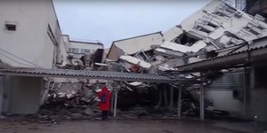 Τα συντρίμμια στο νοσοκομείο της πόλης Ισκεντερούν μετά τον φονικό σεισμό στην Τουρκία