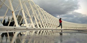 Γυναίκα τρέχει στον περιβάλλοντα χώρο του ΟΑΚΑ
