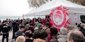Η ΠΑΕ Ολυμπιακός γιόρτασε τα Κούλουμα μαζί με τους Πειραιώτες στην παραλία της Φρεαττύδας