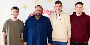 Ο πρόεδρος του Ολυμπιακού Βαγγέλης Μαρινάκης με τους νικητές των φλου