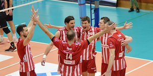 Οι παίκτες του Ολυμπιακού στο βόλεϊ πανηγυρίζουν