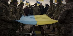 Oυκρανοί κηδεύουν συνάδελφό τους