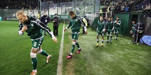 Οι παίκτες του Παναθηναϊκού ενώ εισέρχονται στον αγωνιστικό χώρο