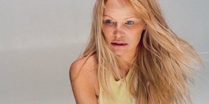 Η Πάμελα Άντερσον μας δείχνει τη φυσική της ομορφιά