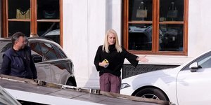 Η στιγμή που γερανός σηκώνει το ΙΧ της παρουσιάστριας