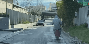 Βίντεο-σοκ: Οδηγεί ανάποδα στον Κηφισό πάνω σε ηλεκτρικό πατίνι και για σέλα 10kg μπουκάλα υγραερίου!