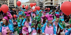 «Βουλιάζει» η Πάτρα για το καρναβάλι