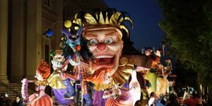 Τα άρματα του καρναβαλιού στους δρόμους της Πάτρας 
