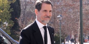 Η έξοδος του Παύλου με την οικογένειά του από το ξενοδοχείο