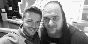 Ο παρουσιαστής του «Τροχού της Τύχης», Πέτρος Πολυχρονίδης, με τον σκηνοθέτη του τηλεπαιχνιδιού, Γιάννη Γαλανούλη