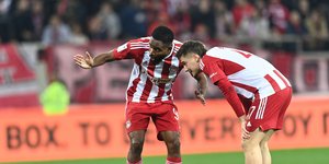 Ποδοσφαιριστές του Ολυμπιακού συζητούν