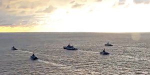 Πολεμικά πλοία στη θάλασσα