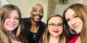 O «σύζυγός - τρόπαιο» με τις τρεις γυναίκες του