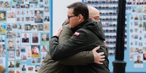 Ο Πολωνός πρωθυπουργός, Ματέους Μοραβιέτσκι, αγκαλιάζει τον Ουκρανό ομόλογό του, Ντένις Σμιχάλ, κατά την επίσκεψη του πρώτου στο Κίεβο/ Twitter