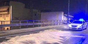 Αυτοκίνητο προσέκρουσε σε κολώνα στη Πέτρου Ράλλη