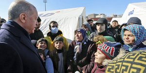 O πρόεδρος της Τουρκίας Ρετζέπ Ταγίπ Ερντογάν με σεισμόπληκτους στο Καχραμανμαράς