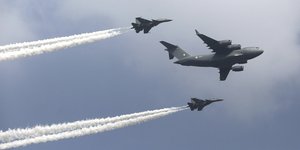 Ρωσικά μαχητικά Sukhoi Su-30 συνοδεύουν το ινδικό C-17/ Φωτογραφία αρχείου: AP Photo/Aijaz Rahi