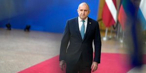 Ο πρόεδρος της Βουλγαρίας Ρούμαν Ράντεφ προσέρχεται στη Σύνοδο ηγετών της ΕΕ