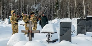 Ρώσοι στρατιώτες αποτίουν τιμές με ριπές σε νεκρούς