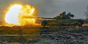 Ρωσικό άρμα μάχης Τ80 εν δράσει στο Ντονέτσκ της ανατολικής Ουκρανίας