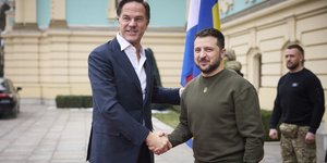 Ο Μαρκ Ρούτε και ο Βολοντίμιρ Ζελένσκι/ Ukrainian Presidential Press Office via AP