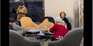 Σεισμόπληκτοι στο αεροδρόμιο 