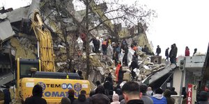 Συντρίμμια μετά τον σεισμό στην Τουρκία/ AP Photos