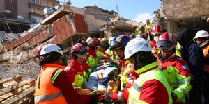 Δεν τα κατάφερε μια 40χρονη που ανασύρθηκε ζωντανή από τα ερείπια στην Τουρκία