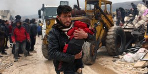 Σβήνουν οι ελπίδες για επιζώντες μετά τον σεισμό στην Τουρκία