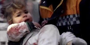 Η διάσωση ενός μικρού παιδιού στη Συρία μετά το σεισμό των 7,8 Ρίχτερ