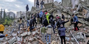 Διασώστες αναζητούν επιζώντες στα χαλάσματα κατεδαφισμένου από σεισμό κτιρίου στην Τουρκία