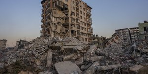 Συντρίμμια μετά από τον σεισμό στην Τουρκία