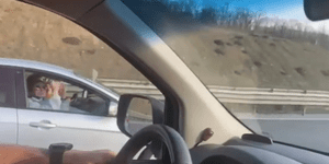 Με χειροκροτήματα υποδέχονται τον Ελληνικό Ερυθρό Σταυρό οι Τούρκοι πολίτες