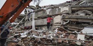 Πλήθος οι αναφορές στα social media για απουσία προσπαθειών διάσωσης μετά το φονικό σεισμό στην Τουρκία/ AP Photos