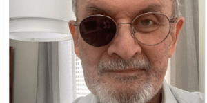 Ο Σάλμαν Ρούσντι έχει χάσει το ένα μάτι του
