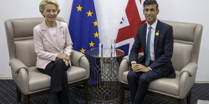 Ο Ρίσι Σούνακ και η Ούρσουλα φον ντερ Λάιεν/ Φωτογραφία αρχείου: Steve Reigate/Pool Photo via AP