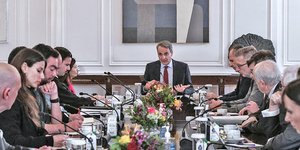 Σε εξέλιξη η συνάντηση του Κυριάκου Μητσοτάκη με τους καλλιτέχνες στο Μαξίμου